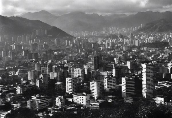 "Luz y Sombra: Caracas en Blanco y Negro"