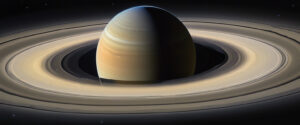 Eterna Belleza de Saturno desde el Espacio Infinito