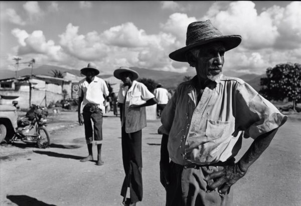 "Reflejo de un Pasado: Venezuela del Siglo XIX en Blanco y Negro"