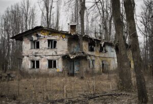 "Ecos de Chernóbil: Una exploración fotográfica de las casas abandonadas"