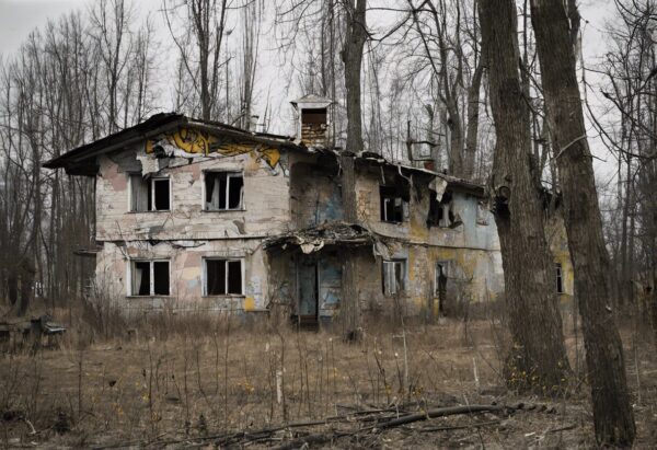 "Ecos de Chernóbil: Una exploración fotográfica de las casas abandonadas"