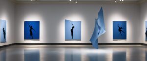  
"Interpretaciones bajo la Luz: Una Danza Contemporánea en Azul"

