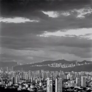  "Atardecer Futurista: Un Retrato Analógico de la Sociedad Venezolana"

