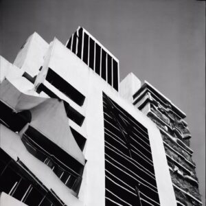  Venezuela Futurista: Un Enfoque Analógico en Blanco y Negro.

