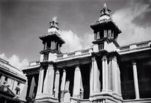  "Génesis de la Democracia: En el Ojo de la Tormenta"

